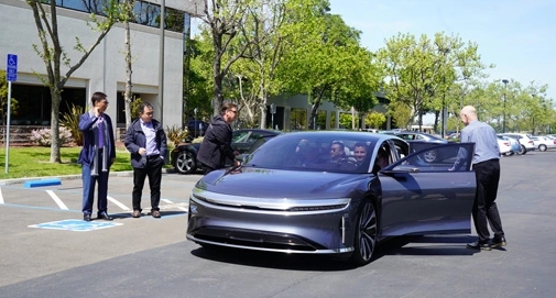 LucidCEO：未來電動汽車?yán)m(xù)航將更短家庭充電成常態(tài)