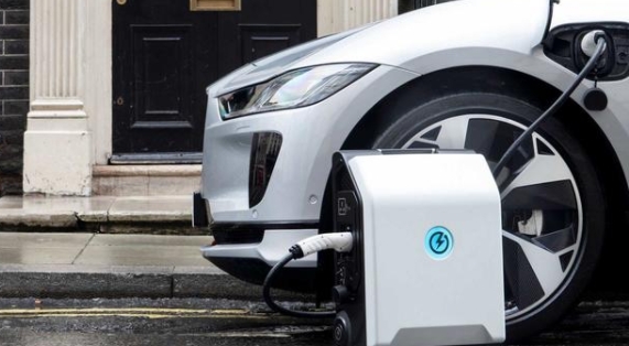 英國公司推出電動汽車充電寶：手提箱大小，可增加32公里續航