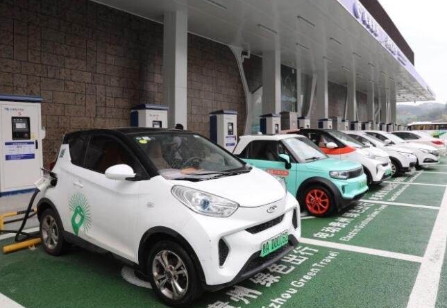 中國新能源汽車產銷量領跑全球