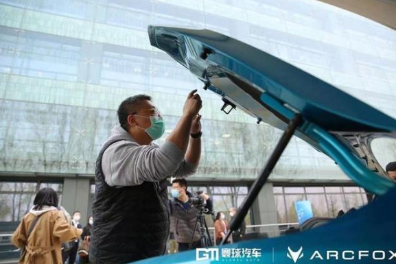 感受極狐探尋中國電動汽車高端化密碼