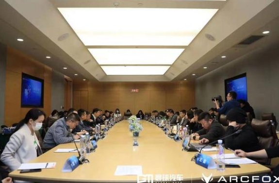 感受極狐探尋中國電動汽車高端化密碼