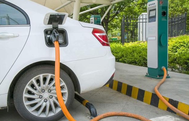 加速智能化新能源汽車與充電設施的時代機遇