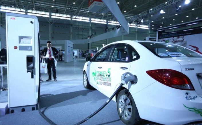 新能源汽車用戶的福利來了！中石化宣布：將新建5000座充換電站