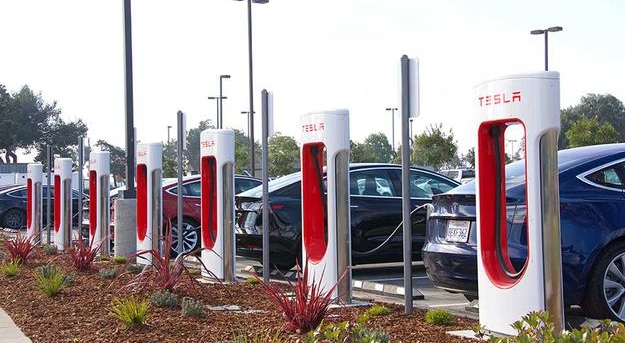拜登呼吁提高美國電動汽車產能，“追上并超越中國”