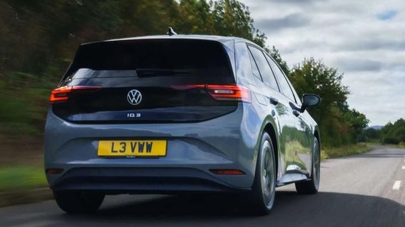 英國有50萬輛汽車是電動或混合動力汽車，2030年將禁銷內燃機汽車