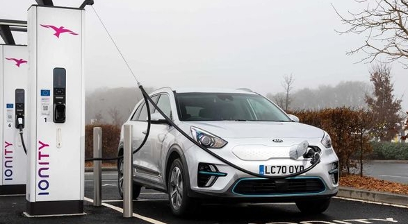 英國有50萬輛汽車是電動或混合動力汽車，2030年將禁銷內燃機汽車