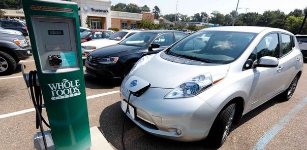 英國有50萬輛汽車是電動或混合動力汽車，2030年將禁銷內燃機汽車