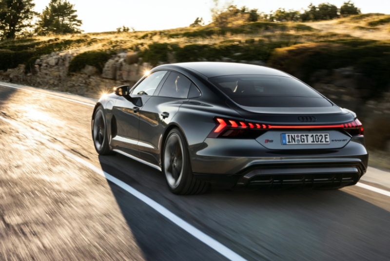 2022款?yuàn)W迪E-TronGT電動(dòng)車：最快quattro續(xù)航里程可達(dá)238英里