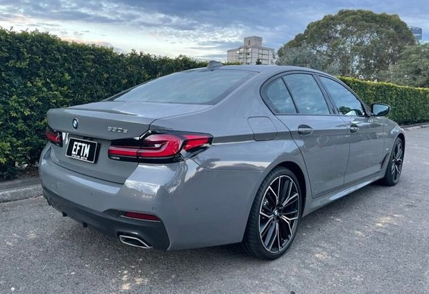 寶馬530eMSPORT評(píng)測(cè)：帶點(diǎn)電動(dòng)的豪華轎車