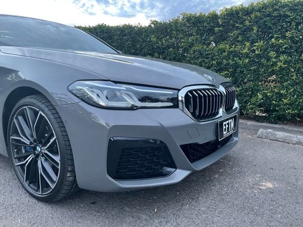寶馬530eMSPORT評(píng)測(cè)：帶點(diǎn)電動(dòng)的豪華轎車