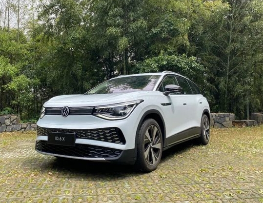 德系車“裸奔”沖向電動化，日系車持保守態(tài)度，中國車企呢？