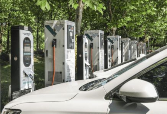 開慣電動車后，真的再也開不慣燃油車了嗎？網(wǎng)友：此話不假