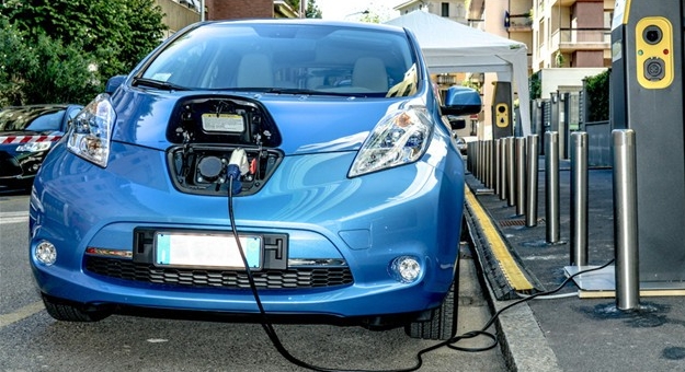 充還是換？電動(dòng)汽車駛?cè)氩砺房?><span></span><br></span></p><p style=