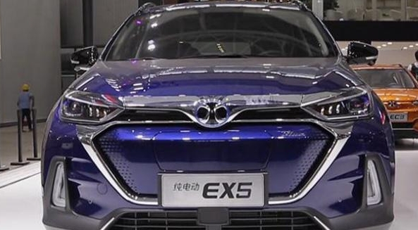 國產新能源車又添一大將，外觀時尚，智能配置豐富，續航400公里