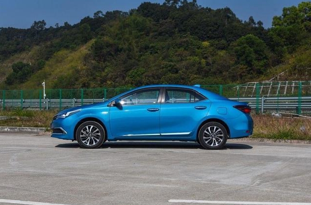 豐田第一款新能源汽車上市，沖一次點(diǎn)跑1000公里，網(wǎng)友：太強(qiáng)了