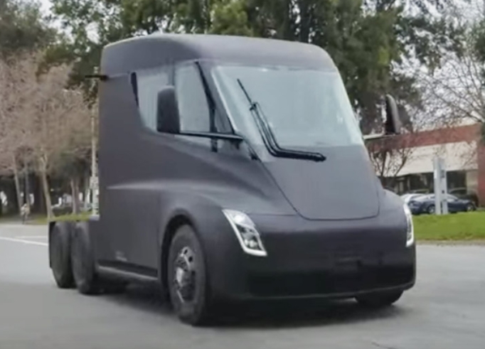 這個電動卡車?？空静惶峁┢突虿裼汀挥?5兆瓦的太陽能補(bǔ)充充電