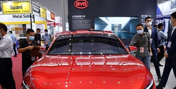 英媒：比亞迪與特斯拉展開電動汽車全球競爭