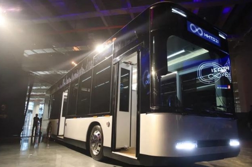 蘋果造車還未成，富士康竟搶先一步！首款電動車ModelT下月交付
