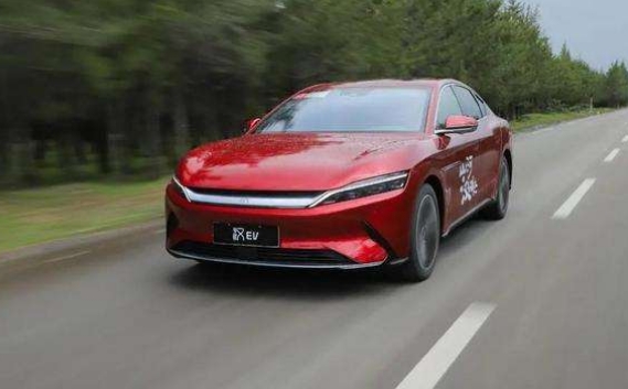 14億國人不懂了：電動汽車和燃油汽車，到底買哪一個更劃算呢？