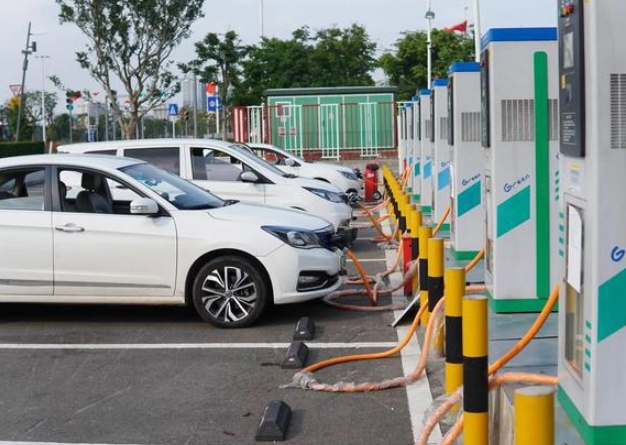 打敗燃油汽車的不是新能源汽車，而是“六連漲”的油價