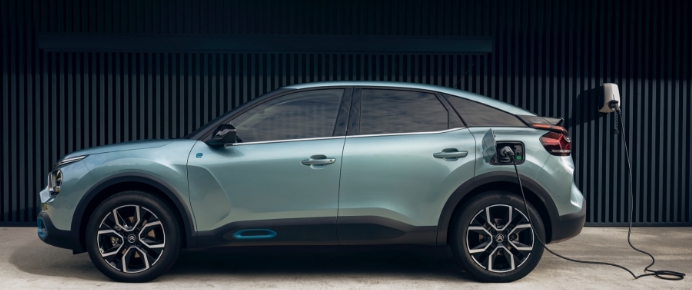 2021年全球電動(dòng)汽車銷量與2020年相比翻了一番多，與2019年相比翻了三倍
