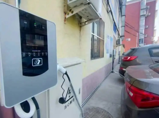 古城街道西路南社區安裝智能充電樁為居民電動汽車充電