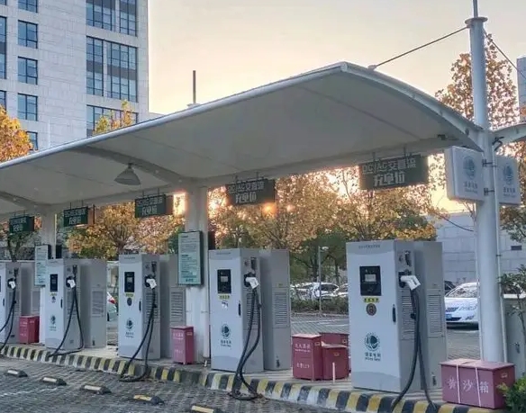 服務新能源發展聚焦低碳未來蘭州供電聯合電動汽車企業開展“綠色出行電亮金城”試乘試駕活動