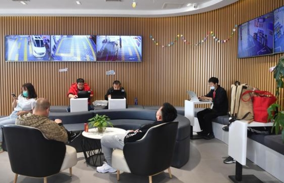 加油站主動(dòng)擁抱電動(dòng)汽車打造1小時(shí)新消費(fèi)場(chǎng)景