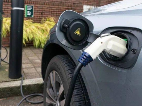 飆漲！加拿大油價漲破紀錄！開電動車能比燃油車節省兩三萬！