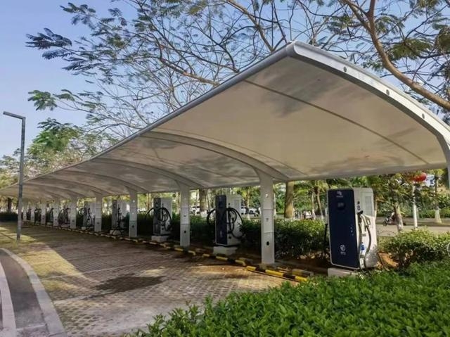 海南電網公司首個大型集中電動汽車充電站正式投運