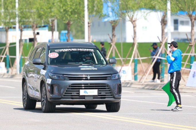 問界M7高原迎戰亮相環青海湖(國際)電動汽車挑戰賽