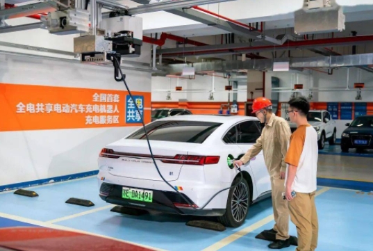 全國(guó)首個(gè)電動(dòng)汽車(chē)充電機(jī)器人在蘇州投入運(yùn)行