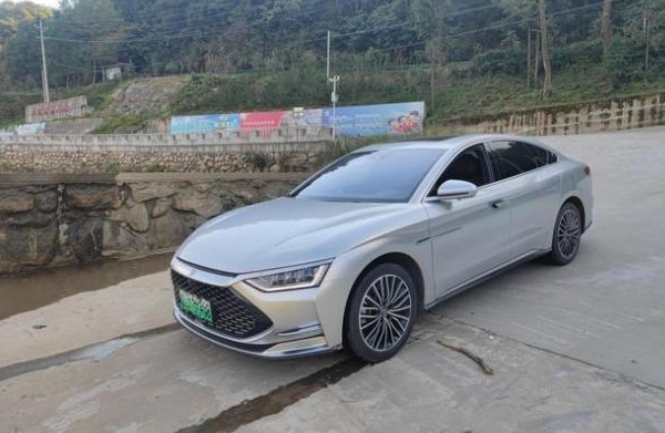 小鵬說電動汽車加高壓充電能替代混動汽車，理想反對，誰說得對？