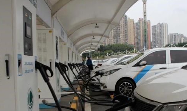 小鵬說電動汽車加高壓充電能替代混動汽車，理想反對，誰說得對？