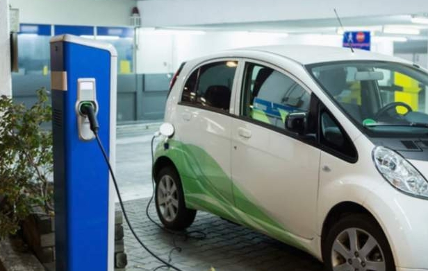 電動汽車能不能一邊充電，一邊開暖氣？你我說了都不算