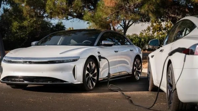 LucidAir車型推出雙向充電功能,可為另一輛電動汽車充電