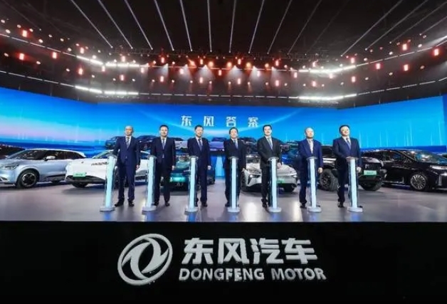 楊青：東風(fēng)集團(tuán)已基本完成汽車電動(dòng)化、智能化、網(wǎng)聯(lián)化核心技術(shù)和資源的布局
