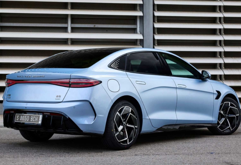 英國(guó)：比亞迪Seal能與特斯拉Model3匹敵嗎？這篇完全充電的評(píng)論試圖找出答案