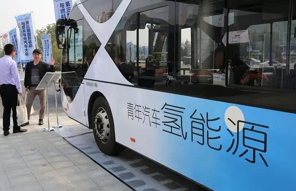 政策支持、車企加碼新能源汽車“卷”出新高度