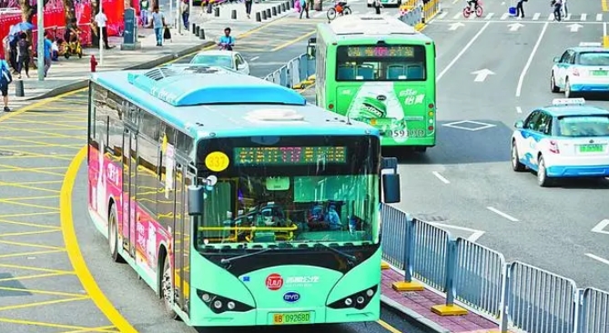 中國的公交車如何塑造世界電動汽車革命兩種特色的電動公交車沿著上海繁忙的道路行駛。