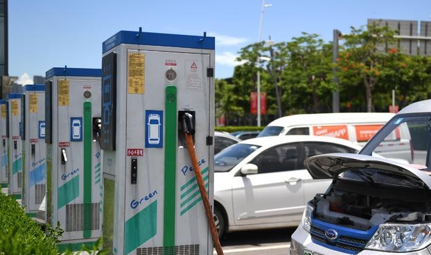 中國電動車企駛入日本“藍?！笔袌?></p><p id=
