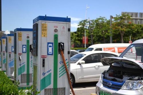 中國電動車企駛入日本“藍?！笔袌?></p><p id=