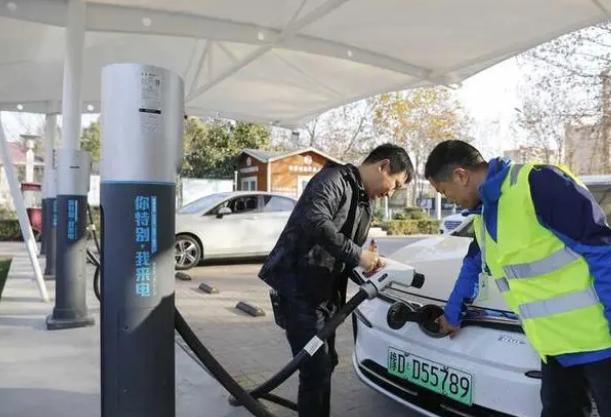 國常會：適度超前建設充電基礎設施，更好支持新能源汽車下鄉