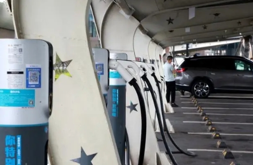 開電動汽車上高速,可以選擇的充電設(shè)備越來越多了