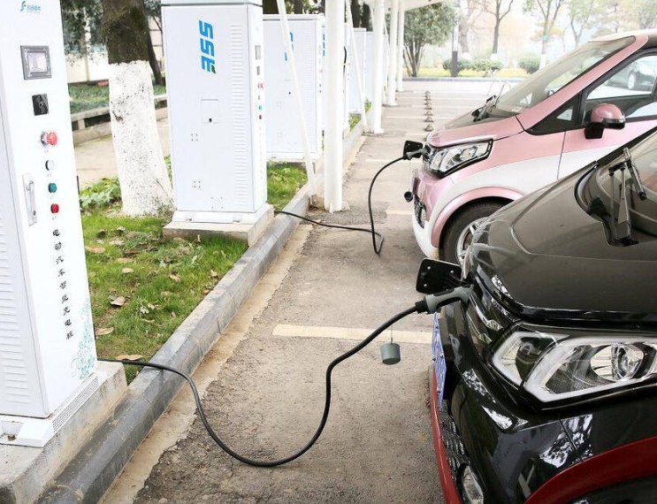 法國電動汽車高速路可邊開車邊充電，預計今年9月進行測試
