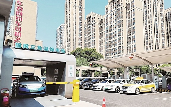 電動(dòng)汽車3分鐘換好電池武漢打造便利“換電服務(wù)圈”