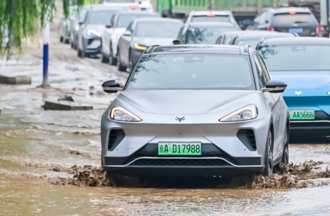 暴雨災害面前，新能源汽車經(jīng)得起考驗嗎