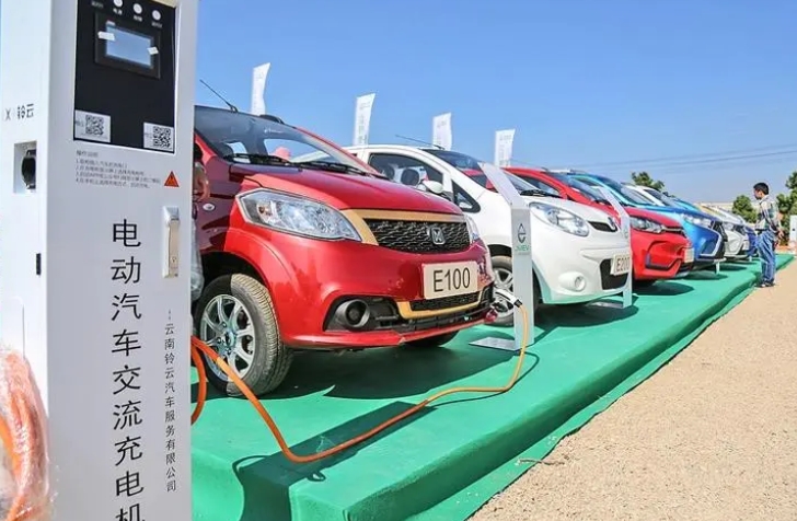 中國新能源汽車“一路疾馳”激活哪些新動能？