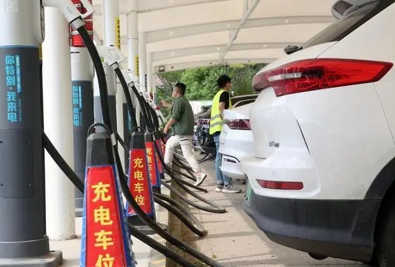 緩解出行“里程焦慮”，南京持續優化電動汽車充電服務