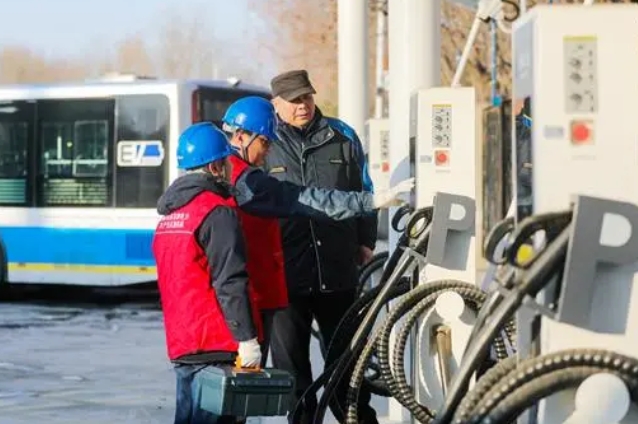 北京升級“零碳”出行超8000輛電動公交車充“綠電”